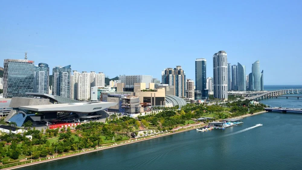 Vista da região de Centum City, em Busan, com edifícios, rio e área verde